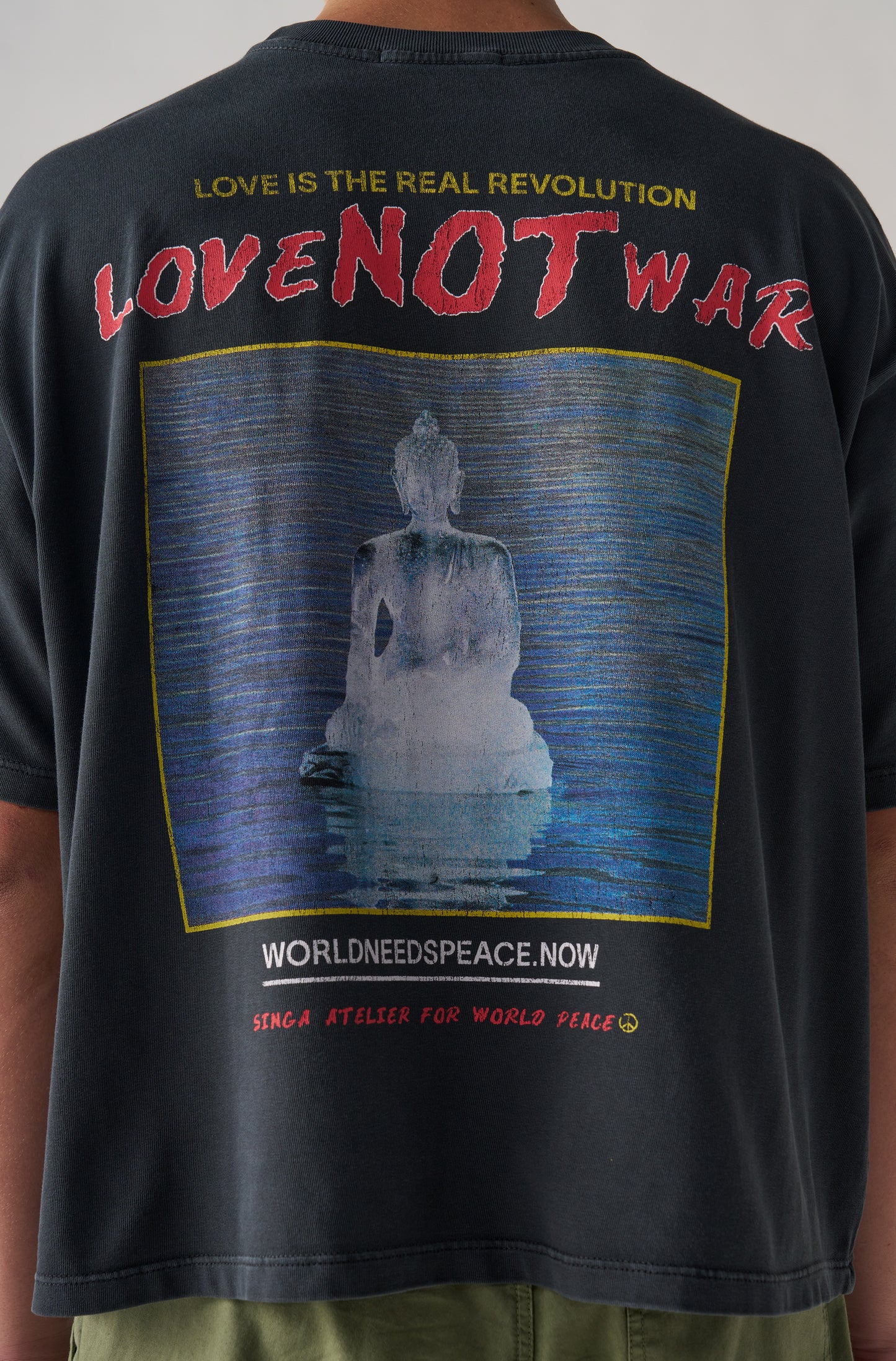 Camiseta Boxy Over Love Not War Preto Cationizado