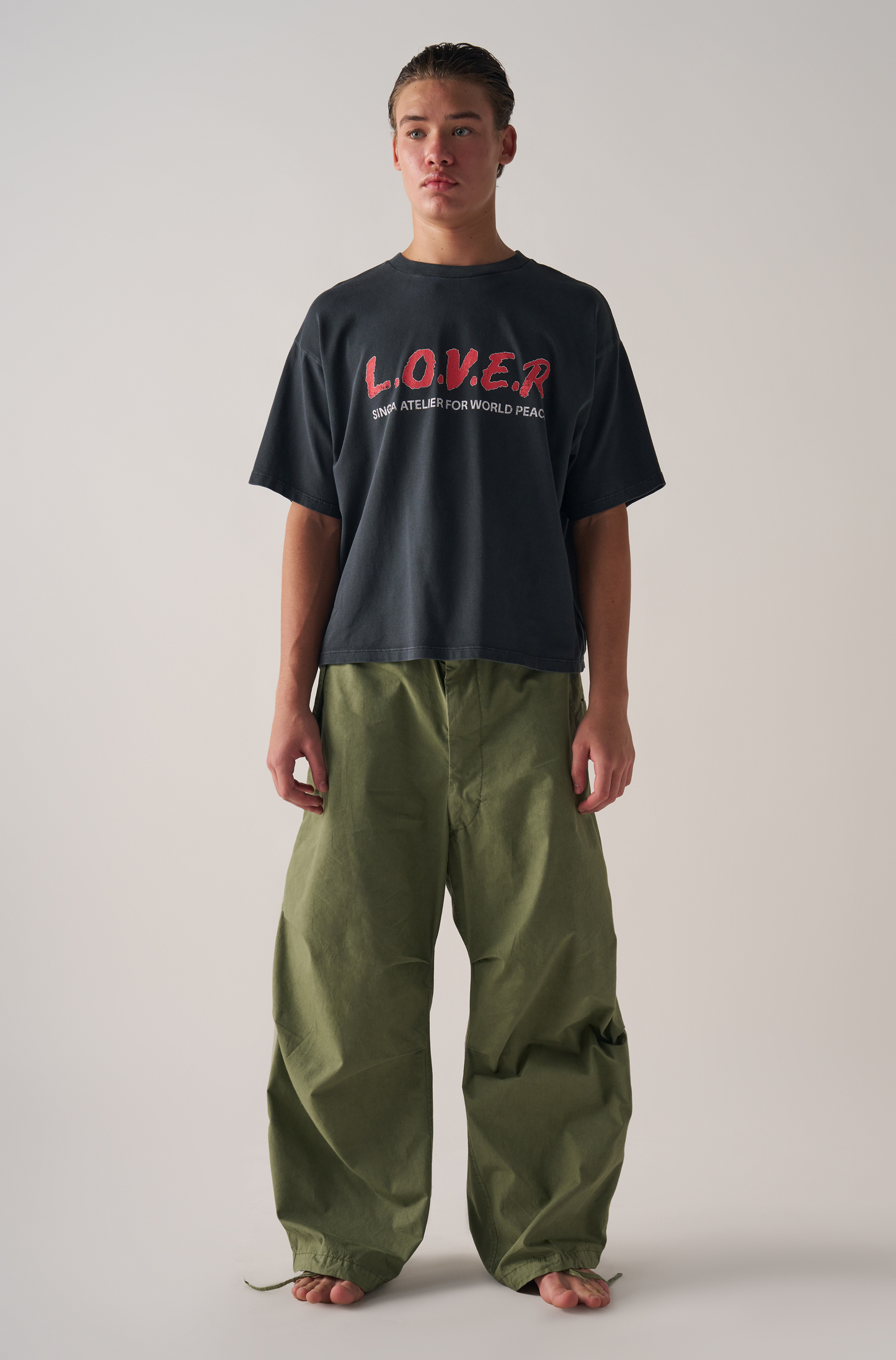 Camiseta Boxy  Over Love Not War Preto Cationizado