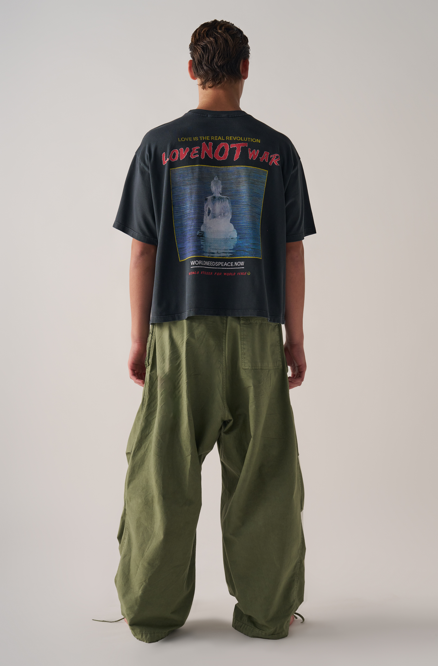 Camiseta Boxy  Over Love Not War Preto Cationizado