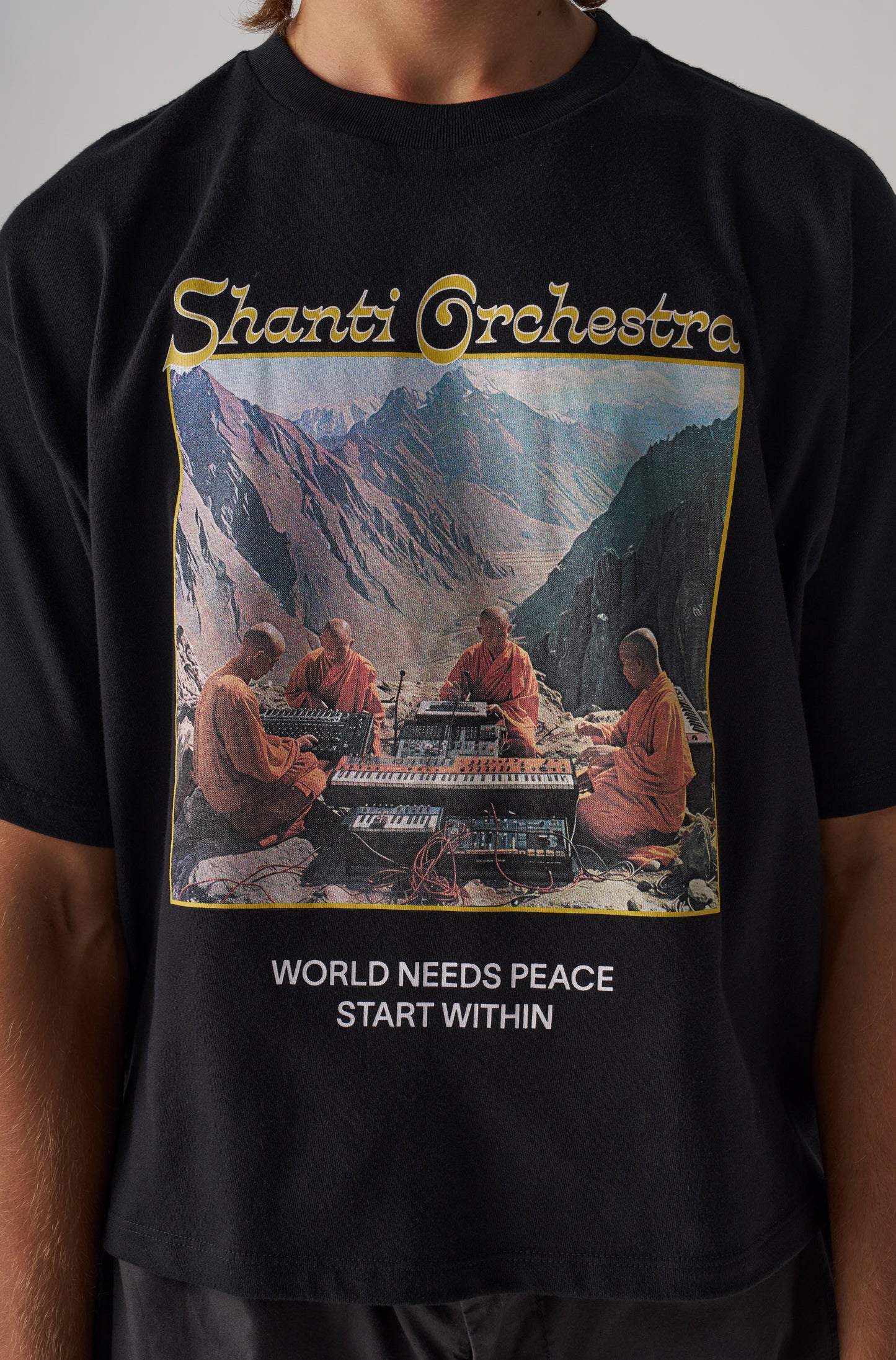 Camiseta Boxy Over Shanti Orchestra Preto